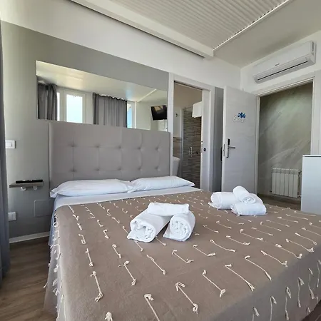 Torre Azzurra - Rooftop Sea View 3* 폴로니카