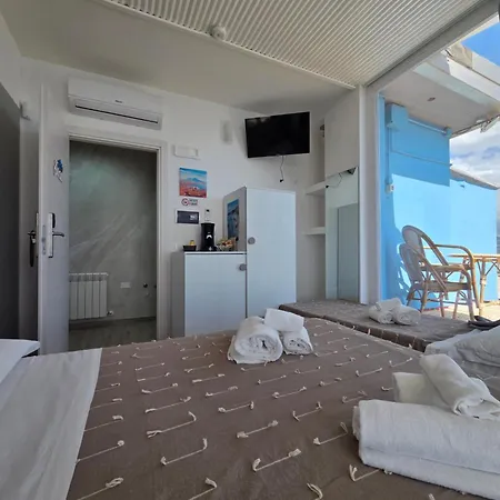 Torre Azzurra - Rooftop Sea View ベッド・アンド・ブレックファスト フォッローニカ